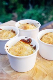 Auberge des Peupliers CRèME BRûLéE AU CHOCOLAT BLANC ET BLEUETS