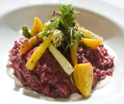 Hôtel La Sapinière PAVéS DE TRUITE SUR RISOTTO AUX BETTERAVES, SAUCE AUX AGRUMES